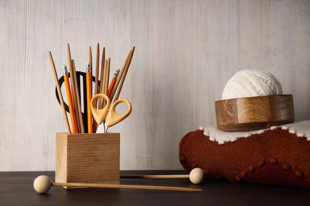 Рабочая зона студии с нитками и инструментами